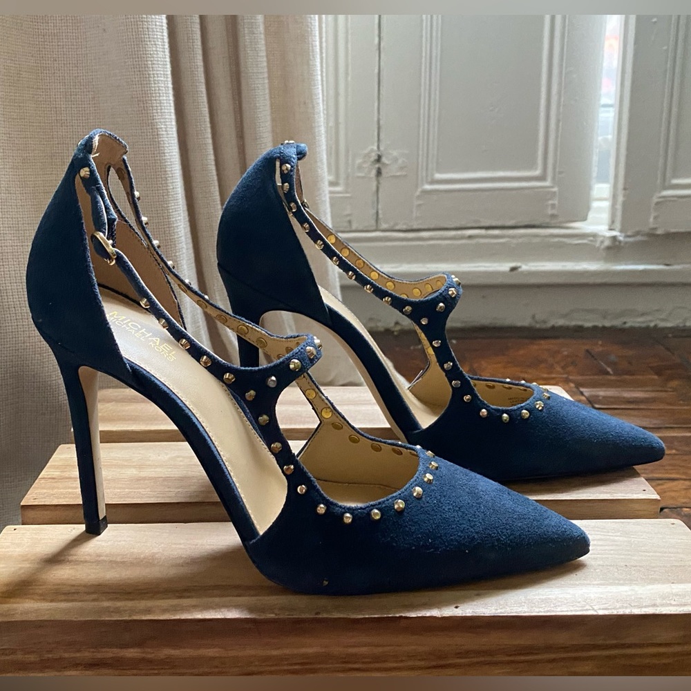 Beautiful NWOT Micheal Kors Navy Blue Suede Heels - Size 7